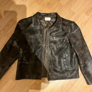 Skin jacka  - Skin jacka från Nelly, super fin slitning på jackan men jag har endast använt den nån gång. Den är xi men skulle säga den känns lite mindre, känns som en L 