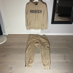 Beige Hoodrich dress - Säljer för att dom är för stora. 10/10 skick använd 1-2 gånger. Nästan helt omöjlig att hitta denna modell. Pris kan diskuteras och går även att köpa separat