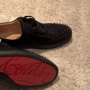 Louboutins strl 39 - endast använda 2 gånger sen jag köpte de, säljer dom för att det inte helt var min smak.  Skorna ser likadana ut som på bilden i samma skick.  (låda och dustbag medföljs)  lägsta tänkbara pris 3000 (ge gärna prisförslag) högsta hittills 3000kr