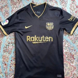 Barcelona tröja 2020/2021 - Barca tröja som är i bra skick och jag säljer den för att den börja bli för liten för mig