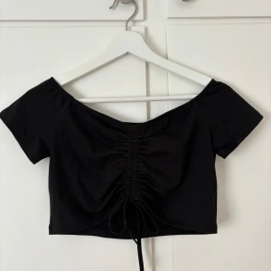 Topp - Svart topp som gör att justera, storlek M. Perfekt för sommaren eller fest 🎉 