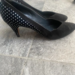Skitsnygga pumps - Jag säljer ett par supersnygga pumps med glitter där bak. Säljer för 120. Skriv för frågor eller bilder. 
