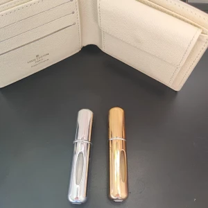 5 ml påfyllbar perfymflaska  - En (1) för 100kr, två (2) för 129!   Perfekt för någon som vill lukta gott dagen runt, lätt att fylla på, och ännu enklare att ta den med sig!  Bara kontakta vid pris frågor eller mer bilder!