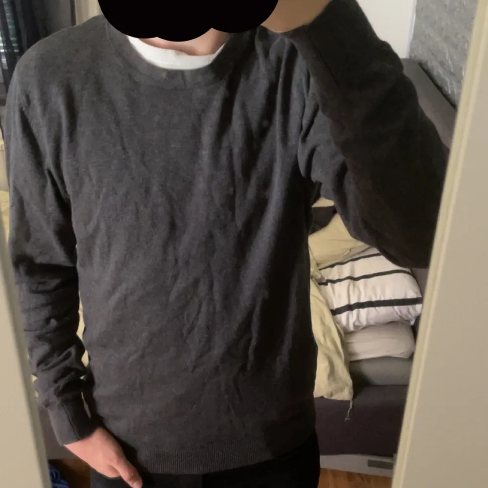 Säljer just nu denna sjukt snygga mörkgråa sweatshirt i storlek S (passar även M) från Dressman. Tröjan är i nyskick och är inköpt för 500 kr. Mitt pris: 250!  Jag är 173 cm och väger 57 kg.  Tröjan är i Supima Bomull  Hör av er vid minsta fundering💯. Tröjor & Koftor.