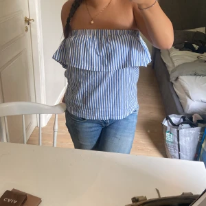 Tube topp - Randig tube topp från H&M, mycket bra skick!😊 storlek S men skulle säga passar S-L pga att den är strechig.
