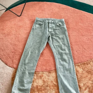 Hope rush jeans - Tjena! Jag säljer dessa Hope rush jeans då dem blivit  små efter tyngre squats på gymmet. Jag är 186 lång, true to size.  Tillverkad i: Turkiet Färg: ljusgrå Defekt: hål i höger framficka - kostar 200 kr att reparera!  Hör av dig om du har frågor!