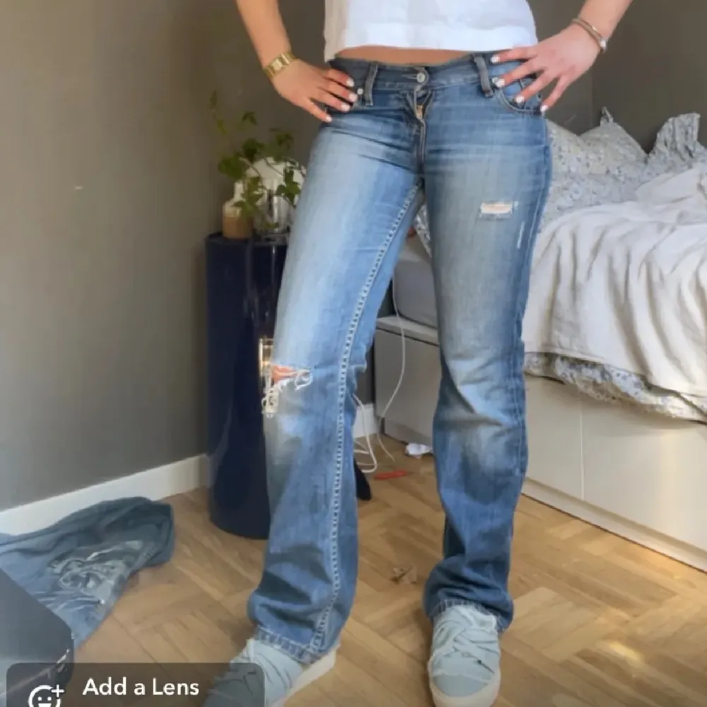 Säljer dessa sjukt snygga Levis jeans från Plick, köpta för en vecka sedan och aldrig använda av mig då dom är för stora. Sjukt snygga!! Kan mötas upp i Stockholm.💕☺️ Midja: 39-40 Innerben: 74 Ytterben: cirka 100. Jeans & Byxor.