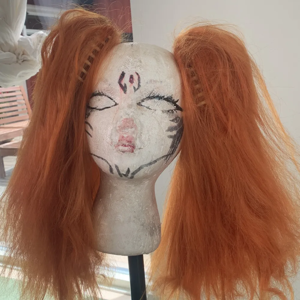 Originally pigtails for asuka cosplay, frizzy/crimped not in too bad condition. Accessoarer.