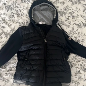 Moncler Cardigan - Tja👋 Säljer nu min riktigt feta och sällsynta Moncler cardigan som är perfekt nu till hösten. Skick 9/10. Vid frågor eller funderingar är det bara att skriva😃