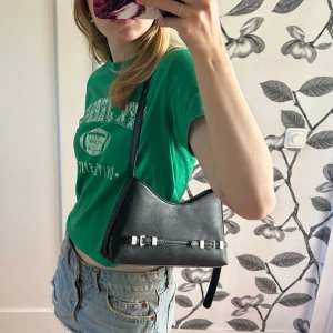 Axelväska - Helt ny axelväska med snygga detaljer från gina tricot.