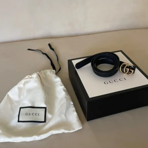 Äkta Gucci bälte, 70 cm  - Snyggaste gucci läder bältet i klassisk stil som passar till allt. Äkta såklart! Mycket varsamt använd och i gott skick. Nypris är 4000kr, mitt pris 2899kr.  Du får med äkthetsbevis vid köp. 