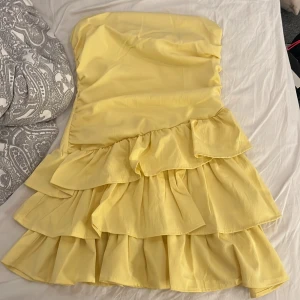 Klänning - Superfin trendig klänning säljer då dne är för liten. Storlek M men liten i storleken så sitter mer som en S