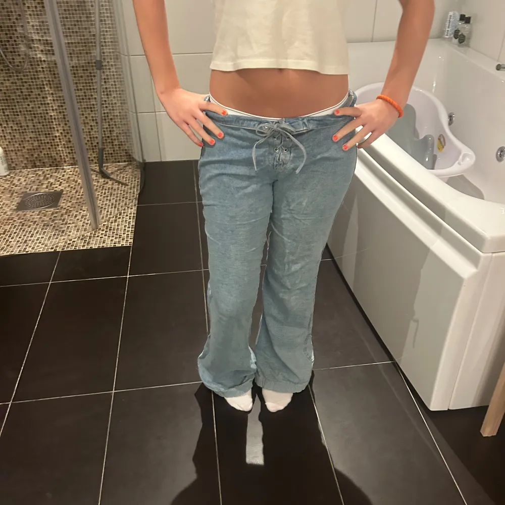 Jätte coola jeans med så cool snöring!. Jeans & Byxor.