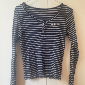 Farfarströja | Hollister - Långärmad farfarströja från Hollister. Tröjan har tre knappar framtill och Hollister-logotypen broderad på bröstet. Den är i M, men den passar mig jättebra som vanligtvis har XS-S💞 Tröjan är använd, men den är fortfarande i bra skick!!