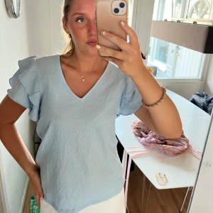 ljusblå blus🩵 - super söt ljusblå blus, perfekt till sommaren. Ifrån Vila 🩵🩵🩵