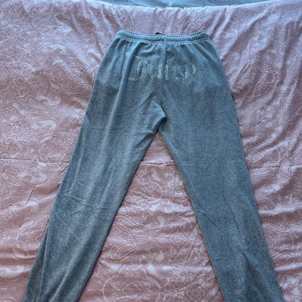 Jättefina juicy couture byxor i storlek s 🫶🏻 i bra skick utöver att ena metall spännet på snörningen har lossnat (se sista bild) 🤍. Jeans & Byxor.