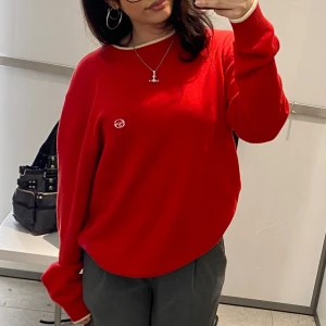 Söt röd stickad tröja  - Köpt secondhand men är i perfekt skick använt typ 1-2 gånger. Tryck köp nu knappen 💗