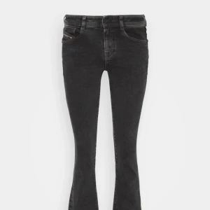 Diesel jeans - Intresskoll på dessa supersnygga diesel jeans! Modellen heter d ebby och de är väldigt populära dessutom slutsålda!! Nypris är ca 1800 har jag för mig❤️jeansen är i toppen sick!