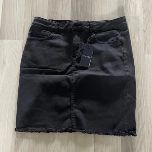 Jeanskjol - Så fin kort jeanskjol från märket pieces i storlek L. Kjolen är helt ny med lapparna kvar!🤍