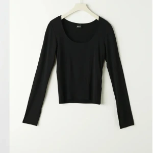 I ringad tröja med slits vid ärmarna - Jättefin tröja i nyskick! Säljer då den är för liten för mig.