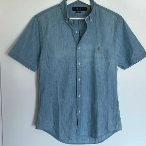 Ralph Lauren Skjorta - Ralph Lauren Denim Kortärmade Skjorta. Storlek S. I jätte bra skick. Skriv från privat ifall du undrar över något. Skickar alltid samma eller nästa dag. 