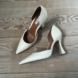 klackskor NAKD - klackskor från nakd supersnygga & classy! Mycket bra skick, bara andvända fåtal gånger 🩷