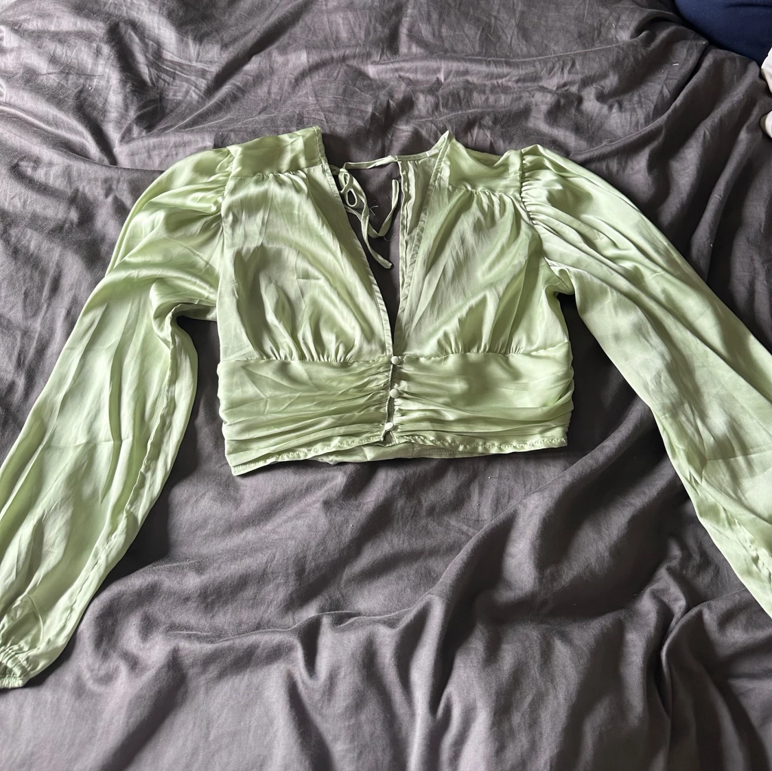 Ljusgrön blus med knytning