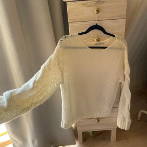 Fin stickad  - Bra skick  Sitter mer som M/L TATUUM  Nypris 899 