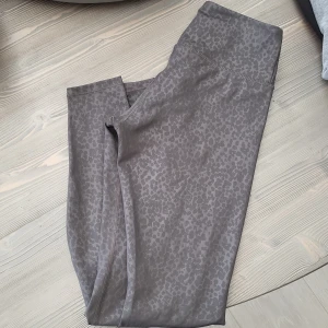 Tränings byxor från h&m barn/xs - Helt oanvända, fina träningsbyxor för barn eller storlek xs. Gråa med lite mönster