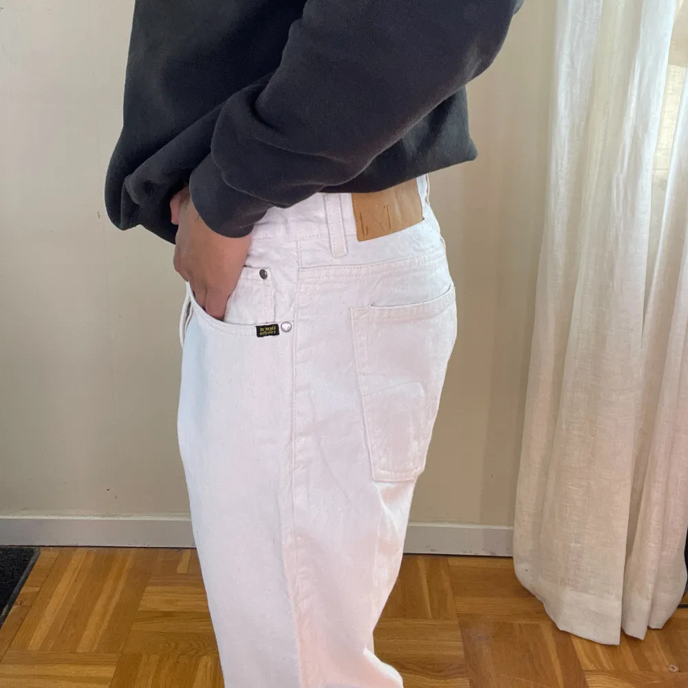 Mycket snygga och bekväma jeans från Tiger Of Sweden! Storleken är W31 L30 och är i färgen krämvit. Jeansen har inga revor eller liknande och är i bra skick. Innerbenslängd: ca 78 cm. Midjebredd(platt): ca 42 cm. Reserverar mig för möjliga missar.. Jeans & Byxor.