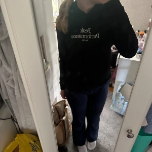 Peak performance hoodie  - Denna otroligt fina hoodie säljer jag nu då den inte längre är min stil riktigt💕 Mycket bra skick och andvänd ändast få gånger.