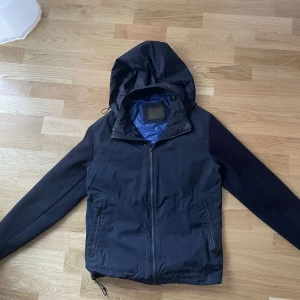 Massimo dutti cardigan - En Massimo dutti cardigan i bra skick, pris kan diskuteras. Avtagbar luva. Storlek m men passar s