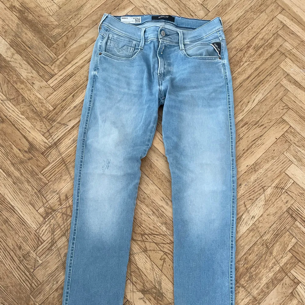 Tja säljer nu dessa feta replay jeans. Storleken är W30 L32. Dom har en fläck på ena knät men de va så när jag köpte dom. Ny pris 1800, mitt pris 599kr. Jeans & Byxor.