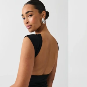 Topp öppen rygg  - Hej säljer denna populära toppen med öppen rygg den kommer från Gina tricot. Nypris är 250kr jag säljer för 85kr, pris kan diskuteras Storlek xxs men jag bär oftast xs och den passar bra de är bara att den inte kommer till användning, hör av dig!🫶🏼