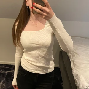 Tröja - Säljer denna jätte fina tröjan då den inte kommer till användning. Använd fåtal gånger och har inga defekter. Storlek S från Only.🩷