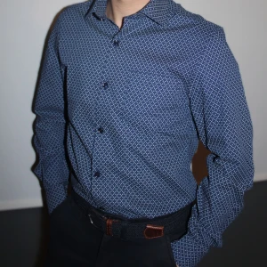 Långärmad skjorta - Stilig långärmad skjorta i marinblå färg. Köpt hos Dressman. Aldrig använd. Perfekt till sommaren och till finare tillställningar. Storlek: S. Hör av er vid eventuella frågor!!