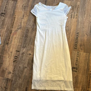 Vit sommar klänning - En vit lång skön sommarklänning som passar till alla dagar, bortklippt lapp, på mig som är 165cm så går den ända ner till fötterna, den har dock ett hål vid den vänstra ärmen men märks inte av när man har den på sig, vid fler frågor kontakta mig 💗