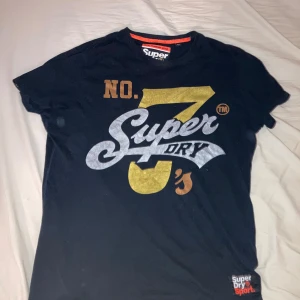 Superdry T shirt - bra skick. storlek L men är det igentligen men exakt som en medium tröja