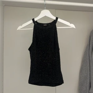 Fest topp  - Ett jätte snyggt glittrigt linne från bikbok som inte kommer till användning. Storlek S. 