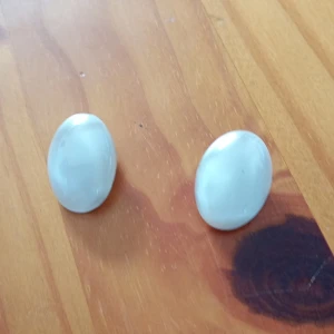 Clips örhängen med Oval pärla . - Fina och tuffa örhängen clips örhängen med vit oval pärla .