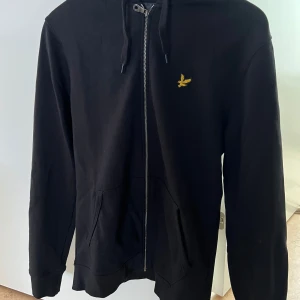 Lyle & Scott huvtröja - Lyle & Scott huvtröja med dragkedja. Helt Ny. 