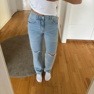 Jeans - Jeans med hål på knäna, från BikBok (90’s straight leg) Midjestorlek: 27 Längd: 32