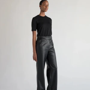 Stylein skinn byxor  - Superbra skick då de aldrig kommit till användning. Dom är extremt snygga och passar till alla ögonblick 💖 inga defekter och prislapp kvar !! Nypris : 2000kr!! 