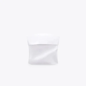 Tubtopp - Vit tubtopp från Zara som nu är slutsåld på hemsidan och i butik. Köptes för 330kr. Perfekt nu till sommaren, passar med alla underdelar!