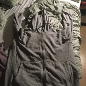 Björn Borg hoodie xxl  - Strolek:xxl och den är i bra skick knappt använd