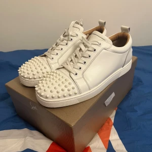 Christian Louboutin  - I god skick men lite använda som man ser på sulorna men mer än så är de helt perfekta, i storlek 42 dustbag box osv medföljer, för mer info eller bilder är det bara att skriva 