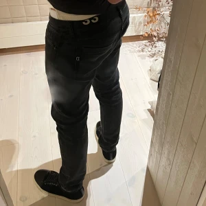 Dondup - Hej säljer mina Dondup jeans som är i gott skicka och inte har några skador eller hål.