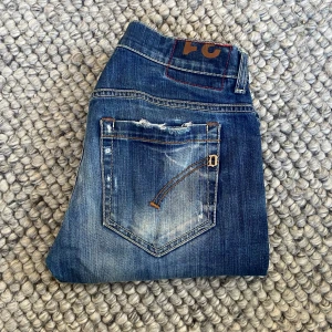 Dondup George jeans - Säljer dessa snygga dondups i storlek 31, bra skick med coola slitningar