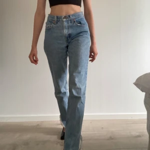Levis jeans 24/30 - Levis jeans 24/30 fint skick med slits