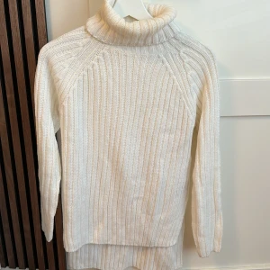 Stickat polo - En lite längre stickad polo tröja. Strl XS. Använd fåtal gånger. I bra skick. Säljer för att den inte kommer till användning längre. 